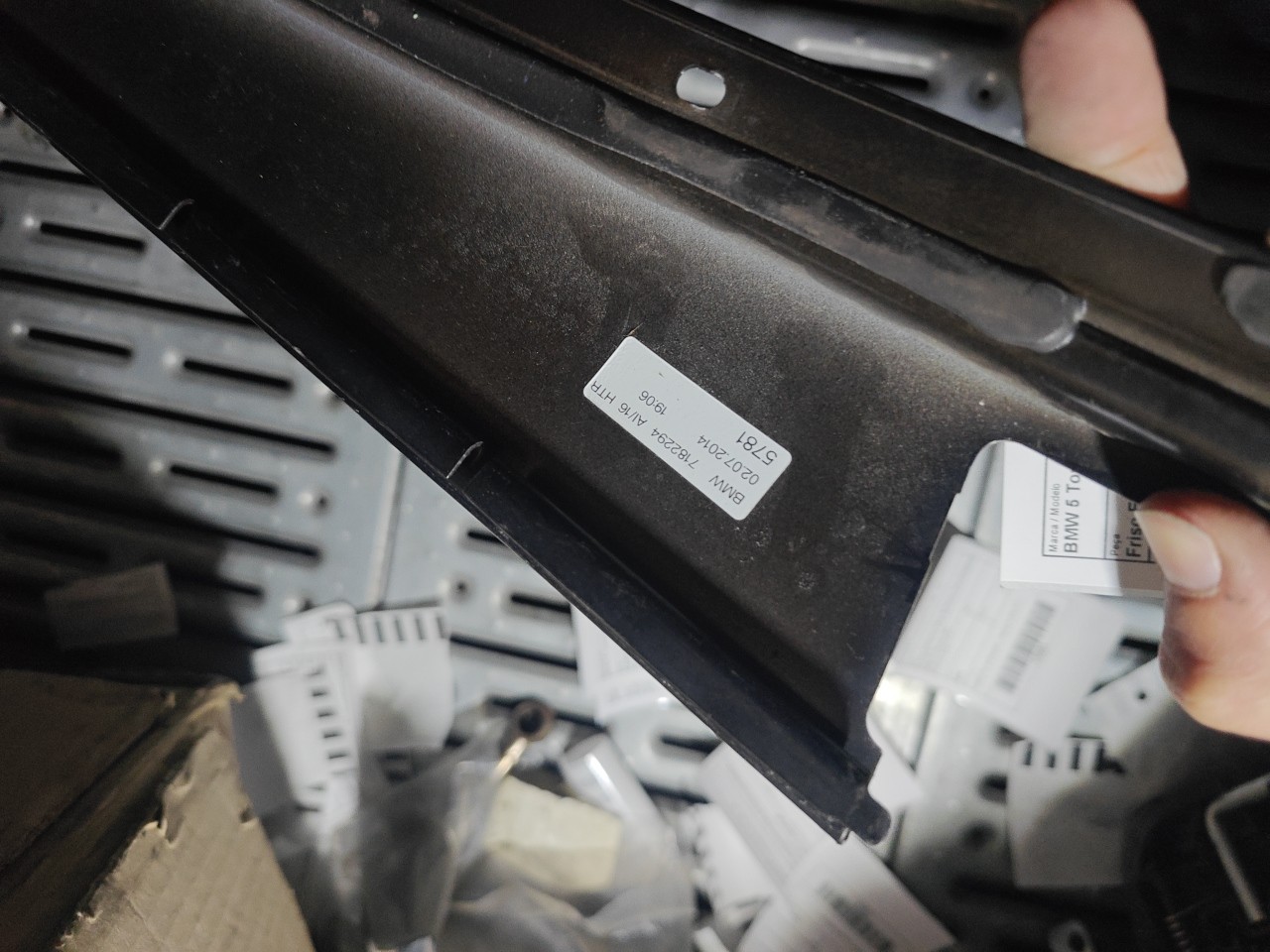 Friso Exterior Pilar B Porta Tras Direita BMW 5 Touring (F11) | 09 - 17 Imagem-4 Friso Exterior Pilar B Porta Tras Direita BMW 5 Touring (F11) | 09 - 17 Imagem-4