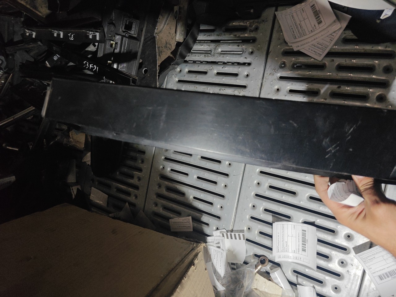 Friso Exterior Pilar B Porta Tras Direita BMW 5 Touring (F11) | 09 - 17 Imagem-2 Friso Exterior Pilar B Porta Tras Direita BMW 5 Touring (F11) | 09 - 17 Imagem-2