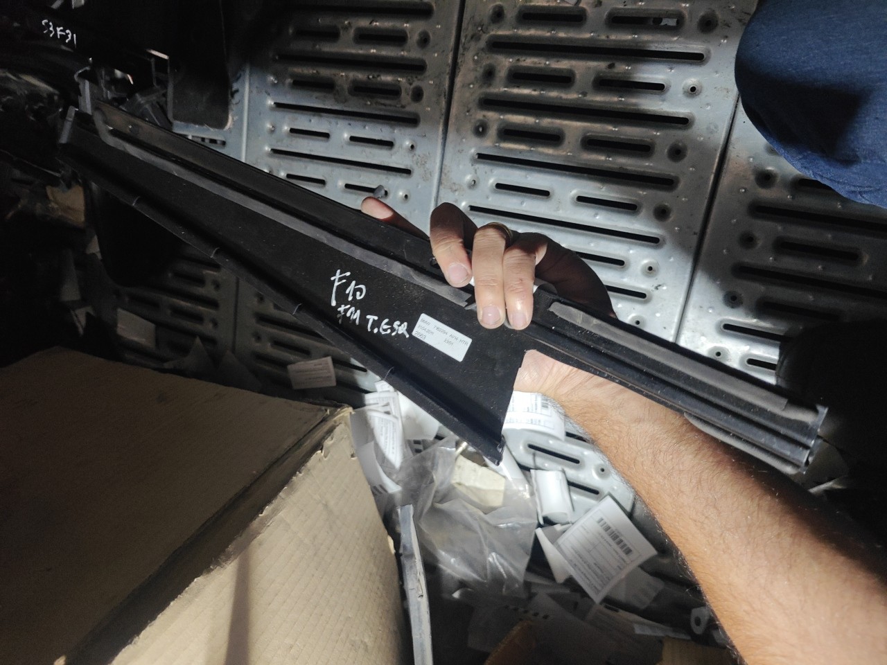 Friso Exterior Pilar B Porta Tras Direita BMW 5 Touring (F11) | 09 - 17 Imagem-3 Friso Exterior Pilar B Porta Tras Direita BMW 5 Touring (F11) | 09 - 17 Imagem-3