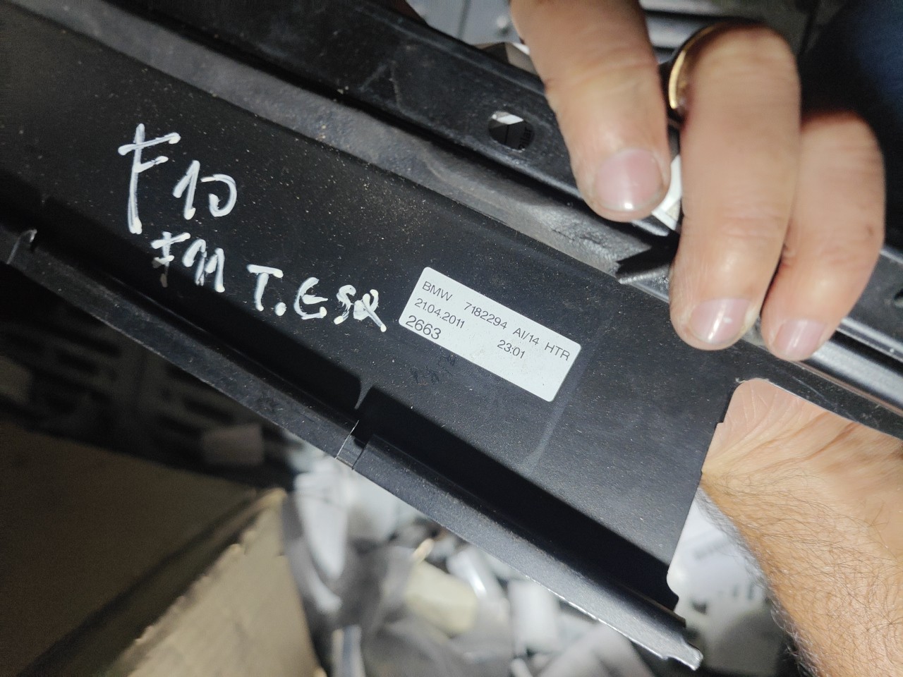 Friso Exterior Pilar B Porta Tras Direita BMW 5 Touring (F11) | 09 - 17 Imagem-4 Friso Exterior Pilar B Porta Tras Direita BMW 5 Touring (F11) | 09 - 17 Imagem-4