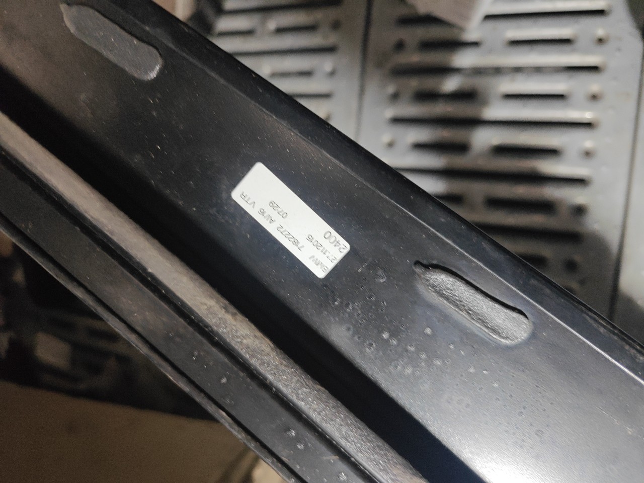 Friso Exterior Pilar B Frente Direito BMW 5 Touring (F11) | 09 - 17 Imagem-3 Friso Exterior Pilar B Frente Direito BMW 5 Touring (F11) | 09 - 17 Imagem-3