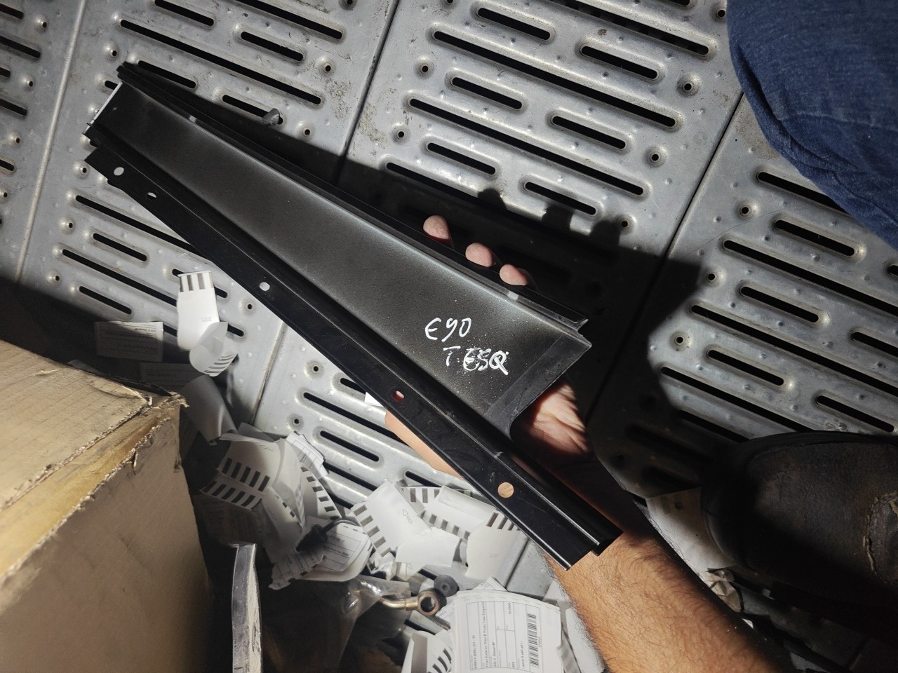 Friso Exterior Pilar B Porta Tras Esquerda BMW 3 (E90) | 04 - 12 Imagem-2 Friso Exterior Pilar B Porta Tras Esquerda BMW 3 (E90) | 04 - 12 Imagem-2