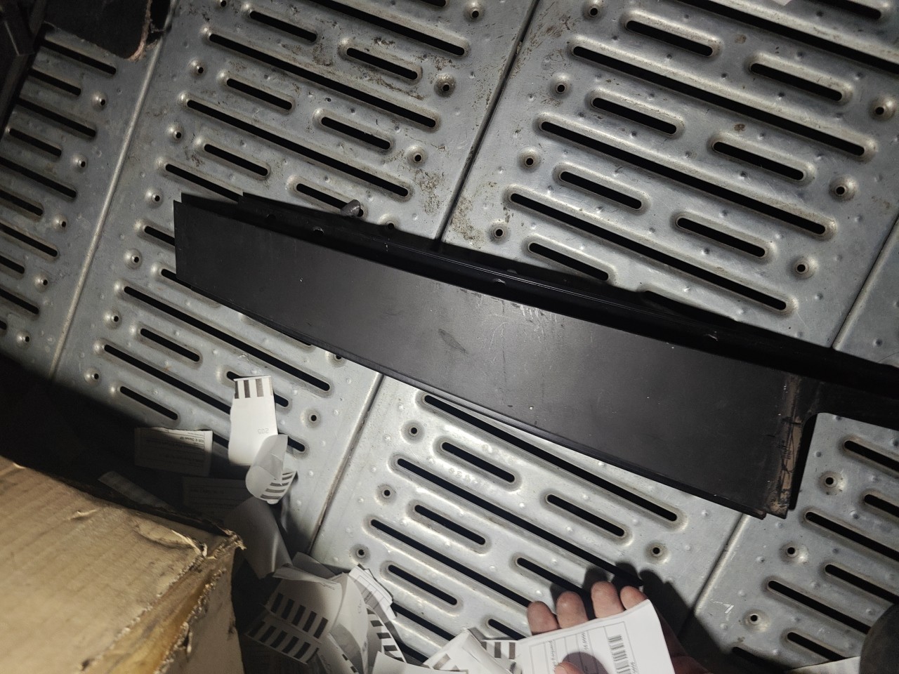 Friso Exterior Pilar B Porta Tras Esquerda BMW 3 (E90) | 04 - 12 Imagem-1 Friso Exterior Pilar B Porta Tras Esquerda BMW 3 (E90) | 04 - 12 Imagem-1