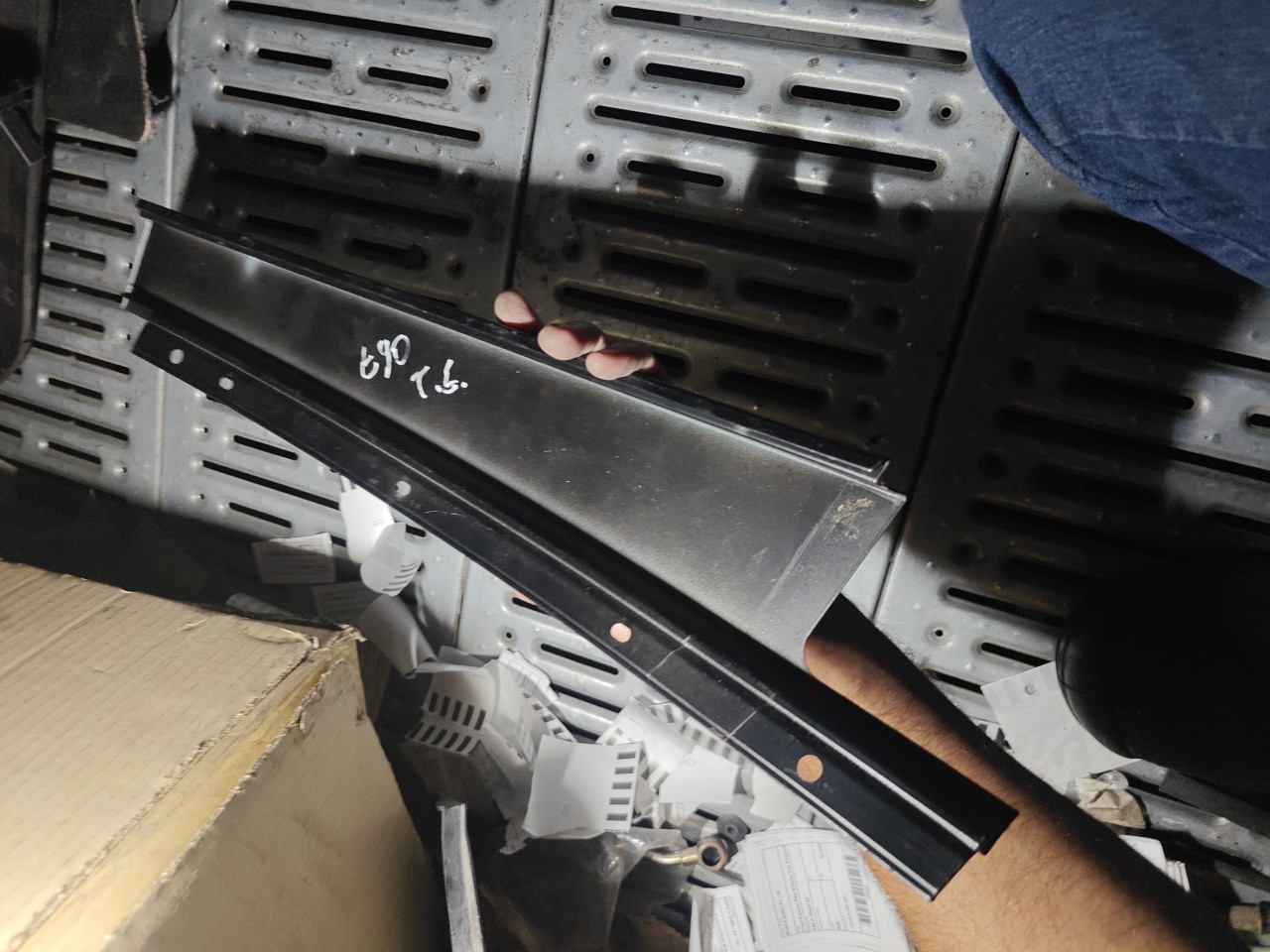 Friso Exterior Pilar B Porta Tras Esquerda BMW 3 (E90) | 04 - 12 Imagem-3 Friso Exterior Pilar B Porta Tras Esquerda BMW 3 (E90) | 04 - 12 Imagem-3