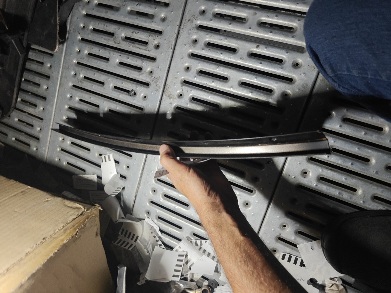 Friso Exterior Pilar B Porta Tras Esquerda BMW 3 (E90) | 04 - 12 Imagem-2 Friso Exterior Pilar B Porta Tras Esquerda BMW 3 (E90) | 04 - 12 Imagem-2