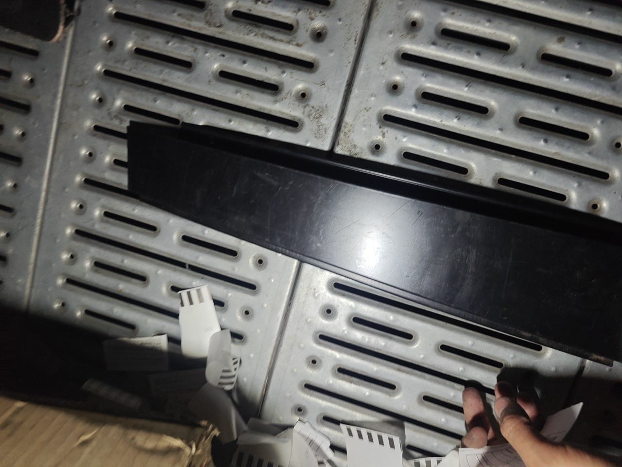 Friso Exterior Pilar B Porta Tras Esquerda BMW 3 (E90) | 04 - 12 Imagem-1 Friso Exterior Pilar B Porta Tras Esquerda BMW 3 (E90) | 04 - 12 Imagem-1