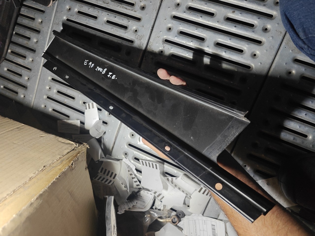 Friso Exterior Pilar B Porta Tras Esquerda BMW 3 (E90) | 04 - 12 Imagem-2 Friso Exterior Pilar B Porta Tras Esquerda BMW 3 (E90) | 04 - 12 Imagem-2