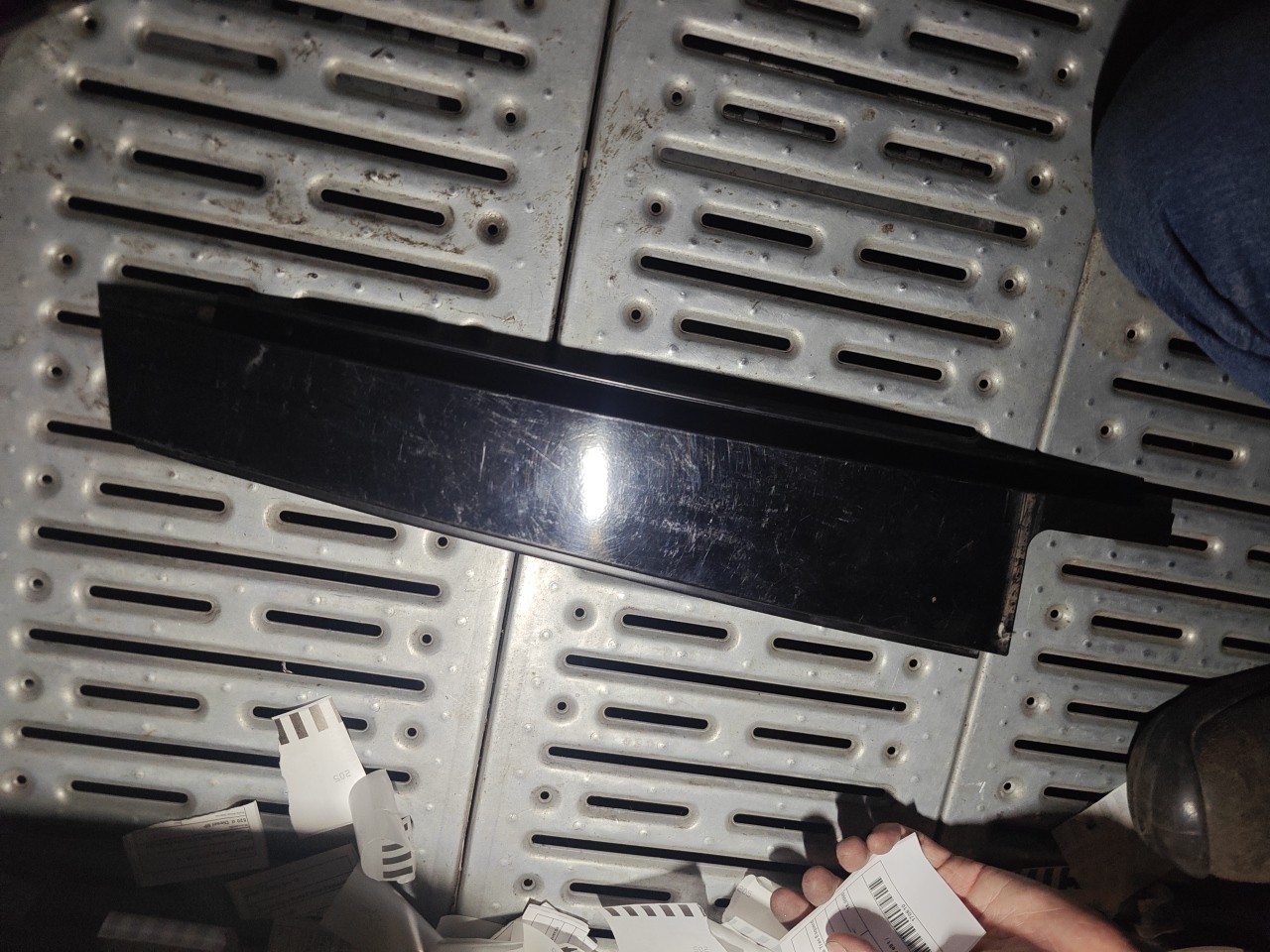 Friso Exterior Pilar B Porta Tras Esquerda BMW 3 (E90) | 04 - 12 Imagem-1 Friso Exterior Pilar B Porta Tras Esquerda BMW 3 (E90) | 04 - 12 Imagem-1