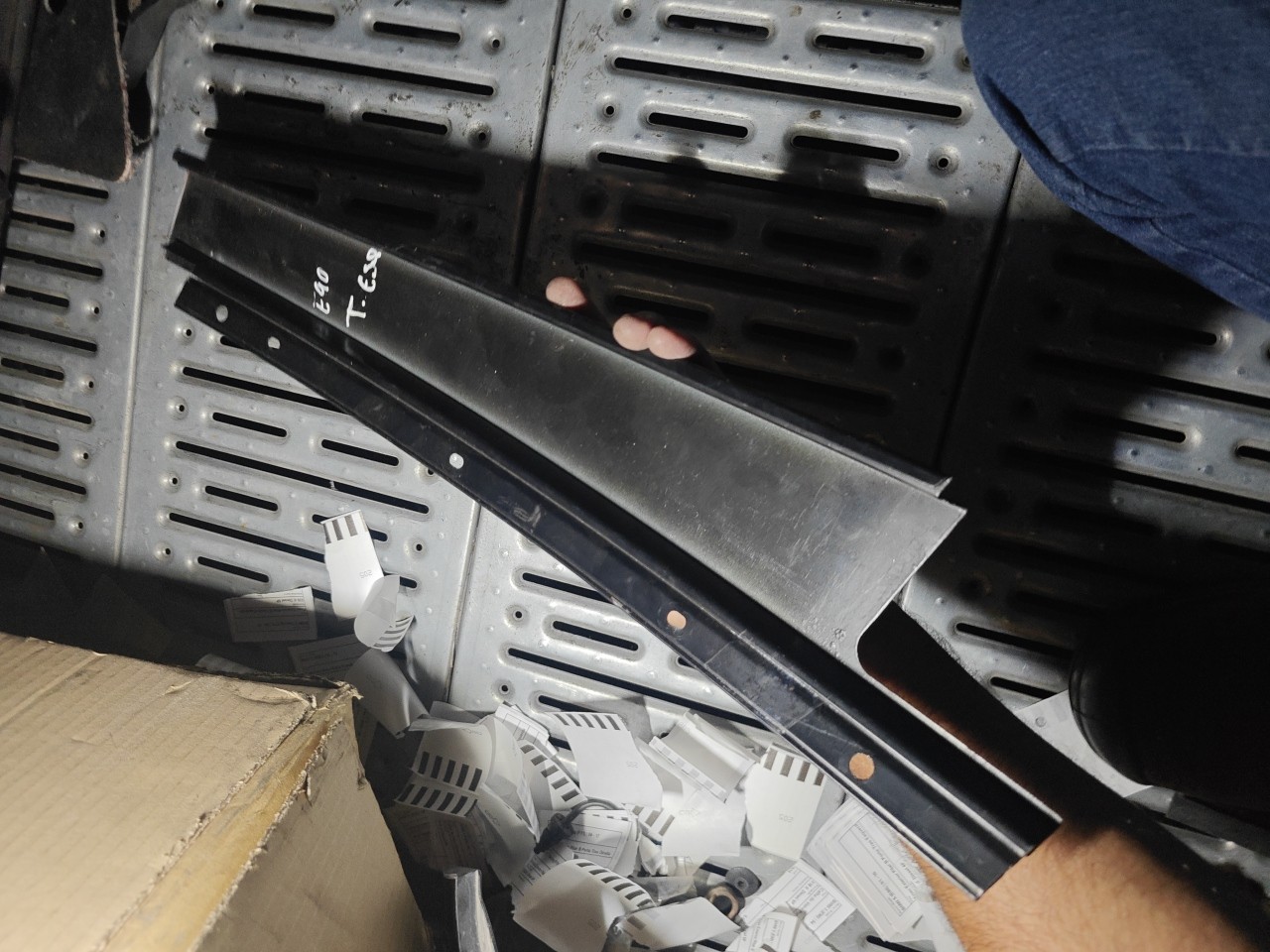 Friso Exterior Pilar B Porta Tras Esquerda BMW 3 (E90) | 04 - 12 Imagem-3 Friso Exterior Pilar B Porta Tras Esquerda BMW 3 (E90) | 04 - 12 Imagem-3