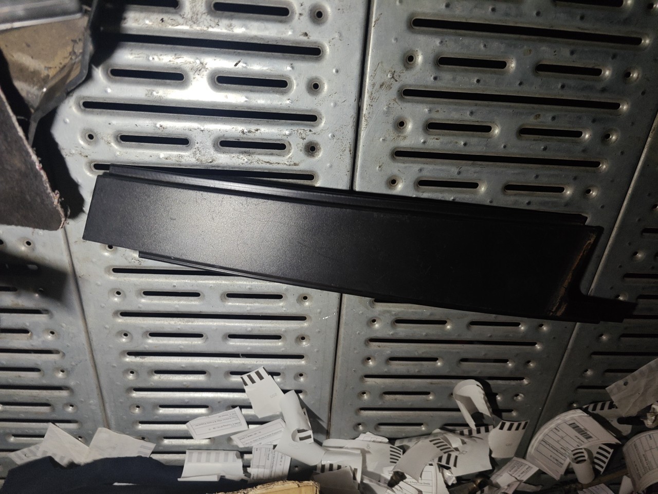 Friso Exterior Pilar B Porta Tras Direita BMW 3 (E90) | 04 - 12 Imagem-1 Friso Exterior Pilar B Porta Tras Direita BMW 3 (E90) | 04 - 12 Imagem-1