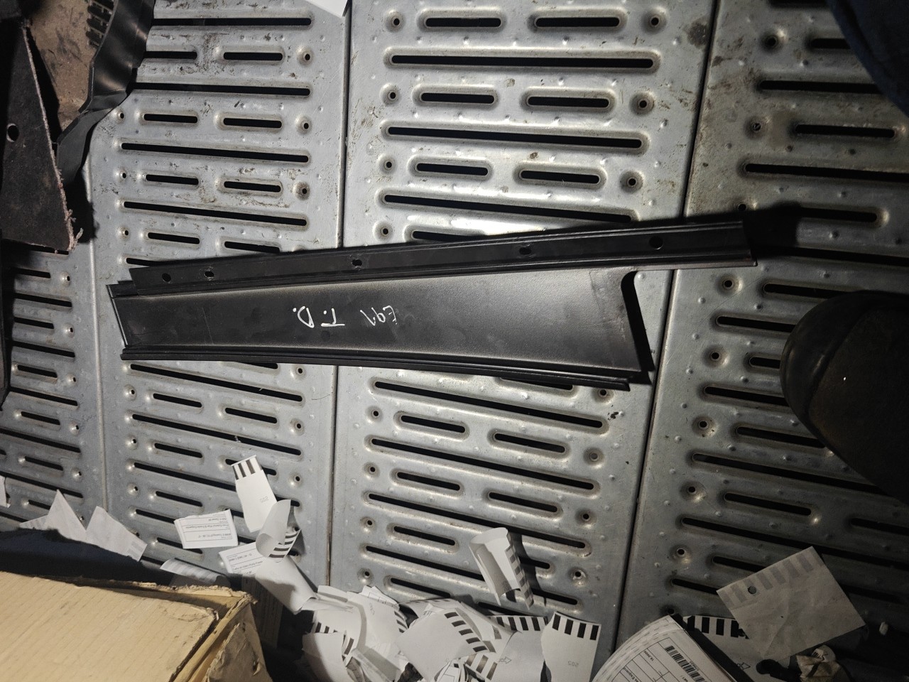 Friso Exterior Pilar B Porta Tras Direita BMW 3 (E90) | 04 - 12 Imagem-2 Friso Exterior Pilar B Porta Tras Direita BMW 3 (E90) | 04 - 12 Imagem-2