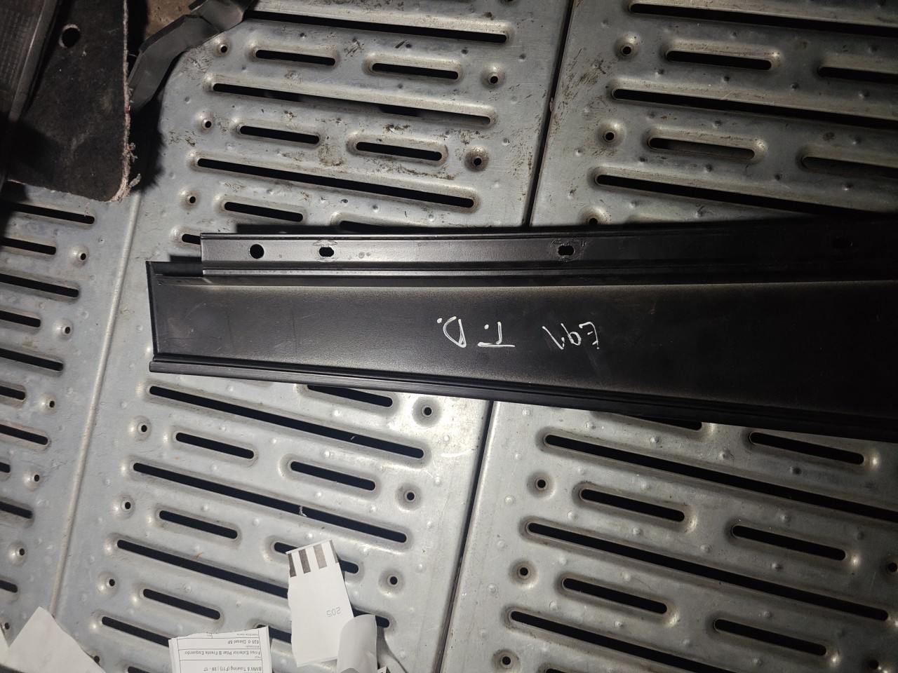 Friso Exterior Pilar B Porta Tras Direita BMW 3 (E90) | 04 - 12 Imagem-3 Friso Exterior Pilar B Porta Tras Direita BMW 3 (E90) | 04 - 12 Imagem-3