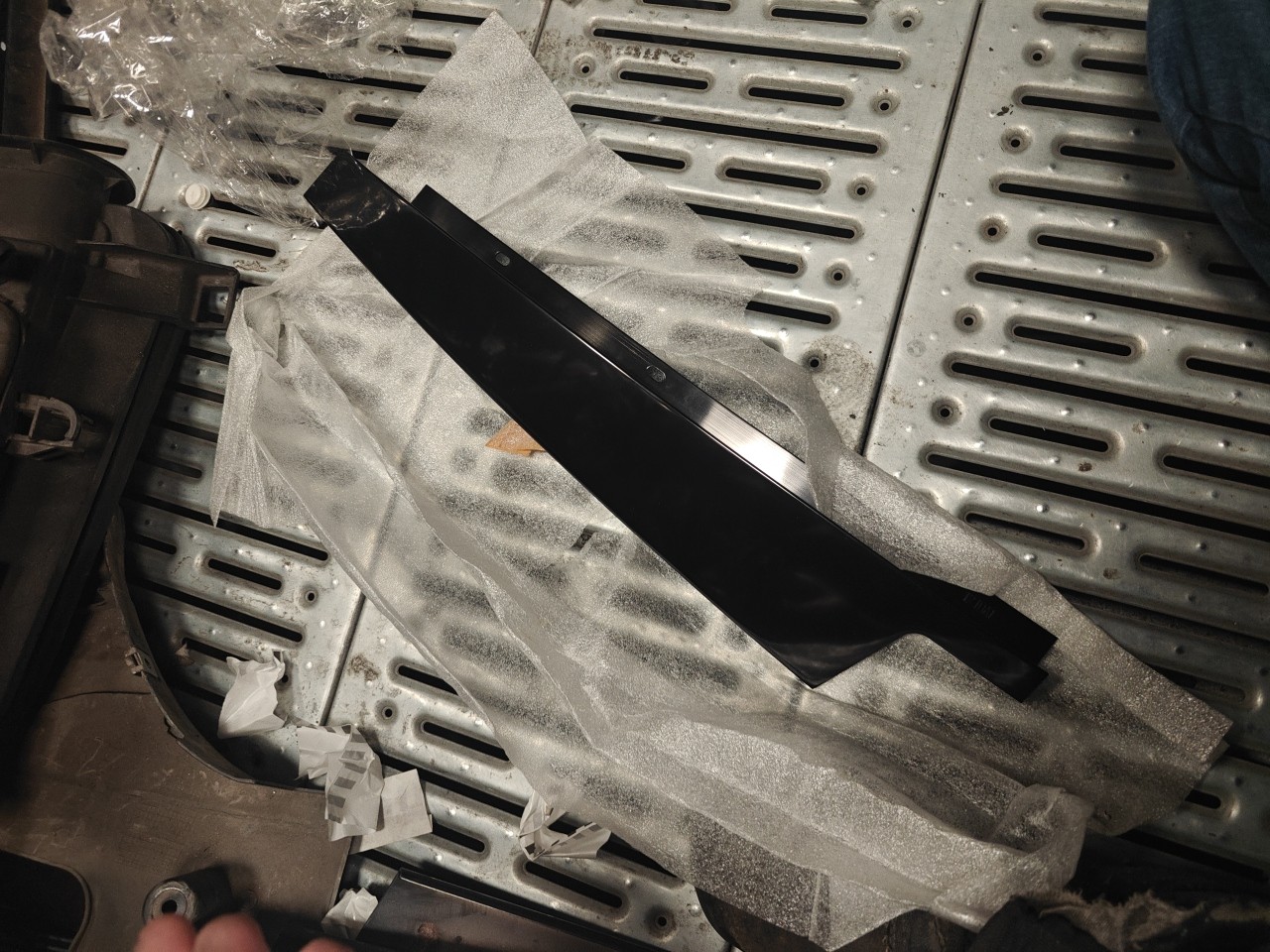 Friso Exterior Pilar B Frente Direito BMW 5 (E60) | 01 - 10