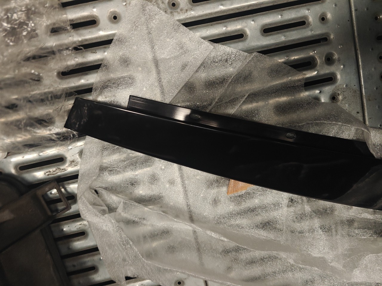 Friso Exterior Pilar B Frente Direito BMW 5 (E60) | 01 - 10 Imagem-1 Friso Exterior Pilar B Frente Direito BMW 5 (E60) | 01 - 10 Imagem-1