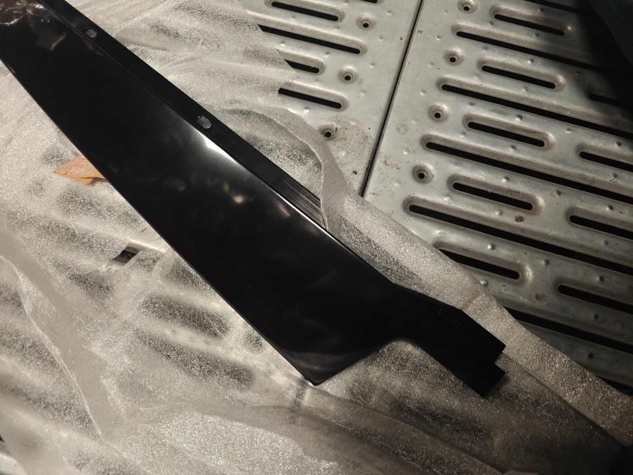 Friso Exterior Pilar B Frente Direito BMW 5 (E60) | 01 - 10 Imagem-2 Friso Exterior Pilar B Frente Direito BMW 5 (E60) | 01 - 10 Imagem-2