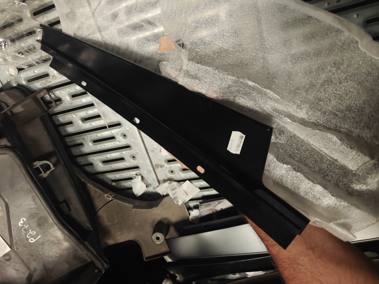 Friso Exterior Pilar B Frente Direito BMW 5 (E60) | 01 - 10 Imagem-3 Friso Exterior Pilar B Frente Direito BMW 5 (E60) | 01 - 10 Imagem-3