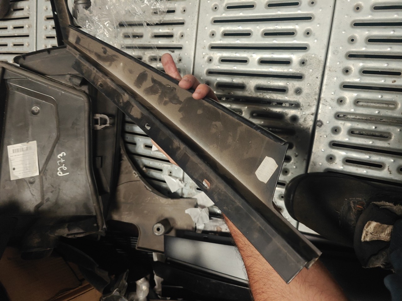 Friso Exterior Pilar B Frente Direito BMW 5 (E60) | 01 - 10 Imagem-1 Friso Exterior Pilar B Frente Direito BMW 5 (E60) | 01 - 10 Imagem-1