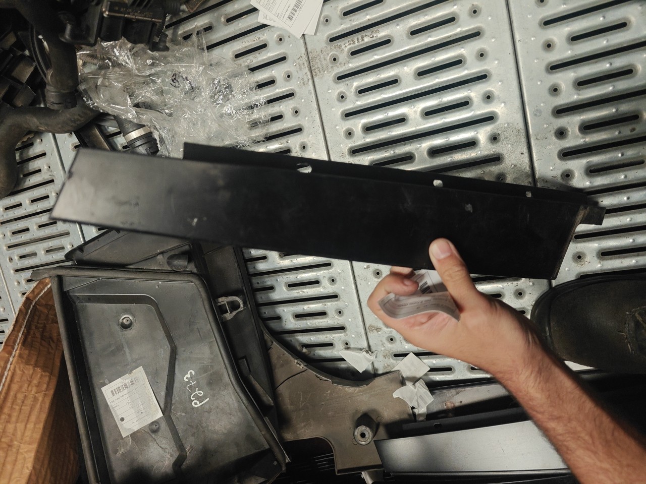 Friso Exterior Pilar B Frente Direito BMW 5 (E60) | 01 - 10 Imagem-2 Friso Exterior Pilar B Frente Direito BMW 5 (E60) | 01 - 10 Imagem-2