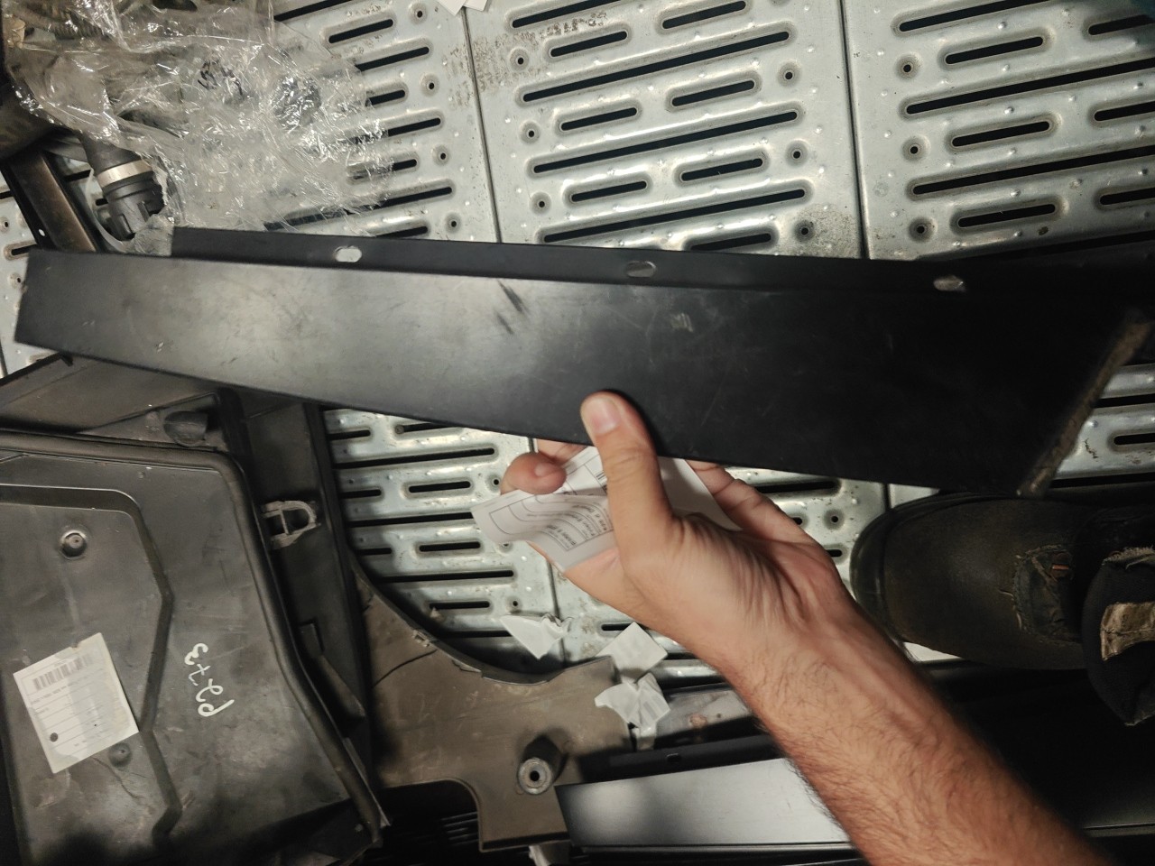 Friso Exterior Pilar B Frente Direito BMW 5 (E60) | 01 - 10 Imagem-3 Friso Exterior Pilar B Frente Direito BMW 5 (E60) | 01 - 10 Imagem-3