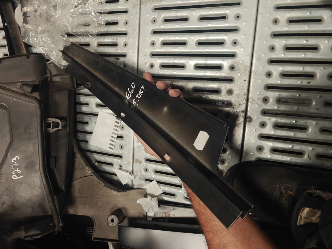 Friso Exterior Pilar B Frente Direito BMW 5 (E60) | 01 - 10 Imagem-1 Friso Exterior Pilar B Frente Direito BMW 5 (E60) | 01 - 10 Imagem-1