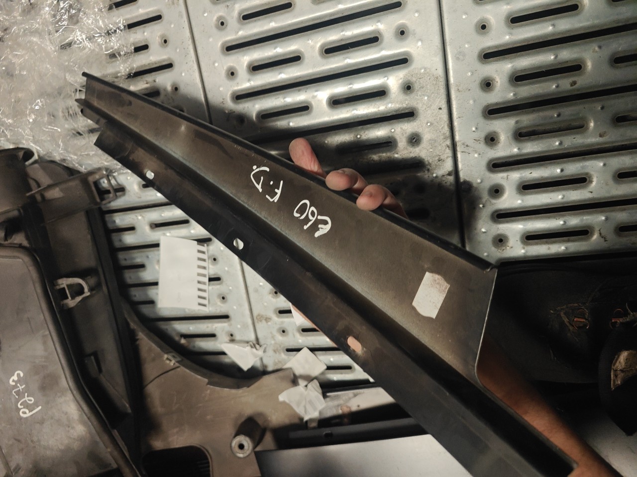 Friso Exterior Pilar B Frente Direito BMW 5 (E60) | 01 - 10 Imagem-1 Friso Exterior Pilar B Frente Direito BMW 5 (E60) | 01 - 10 Imagem-1