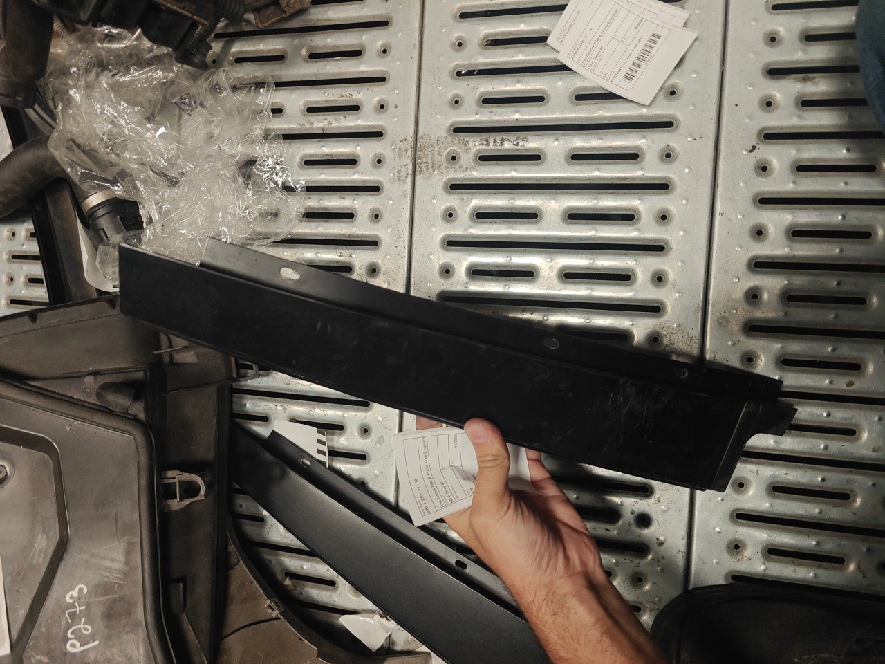 Friso Exterior Pilar B Porta Tras Esquerda BMW 5 (E60) | 01 - 10 Imagem-1 Friso Exterior Pilar B Porta Tras Esquerda BMW 5 (E60) | 01 - 10 Imagem-1