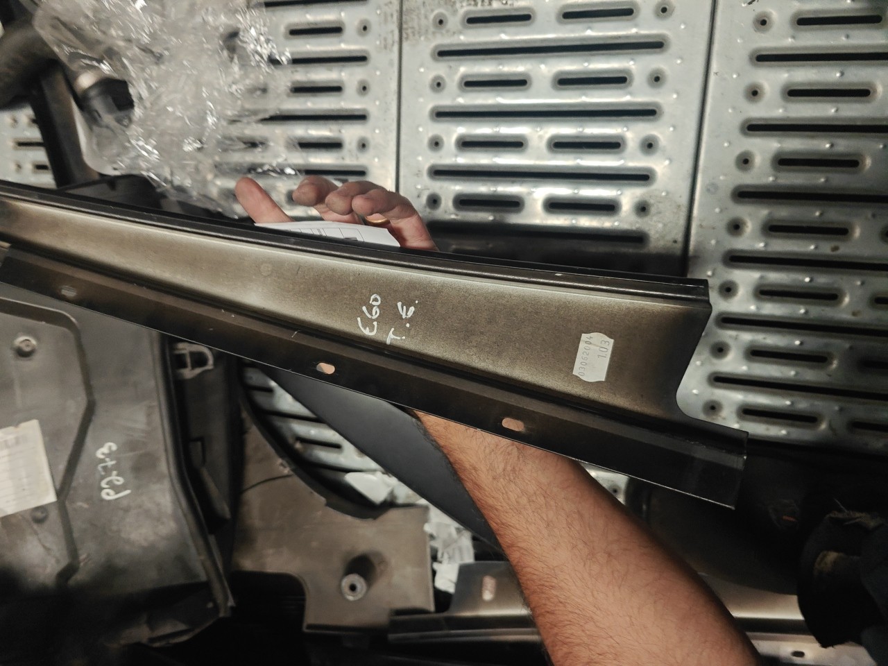 Friso Exterior Pilar B Porta Tras Esquerda BMW 5 (E60) | 01 - 10 Imagem-2 Friso Exterior Pilar B Porta Tras Esquerda BMW 5 (E60) | 01 - 10 Imagem-2