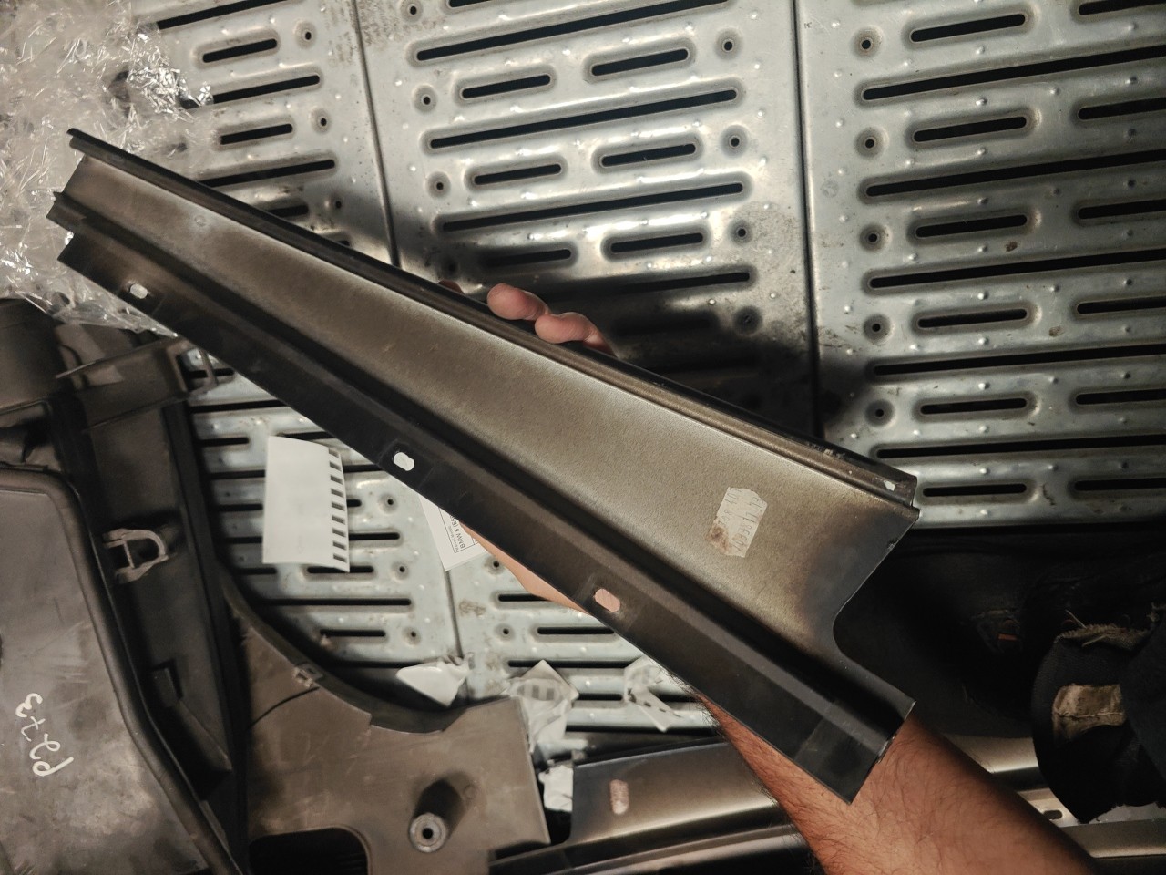 Friso Exterior Pilar B Porta Tras Esquerda BMW 5 (E60) | 01 - 10 Imagem-2 Friso Exterior Pilar B Porta Tras Esquerda BMW 5 (E60) | 01 - 10 Imagem-2