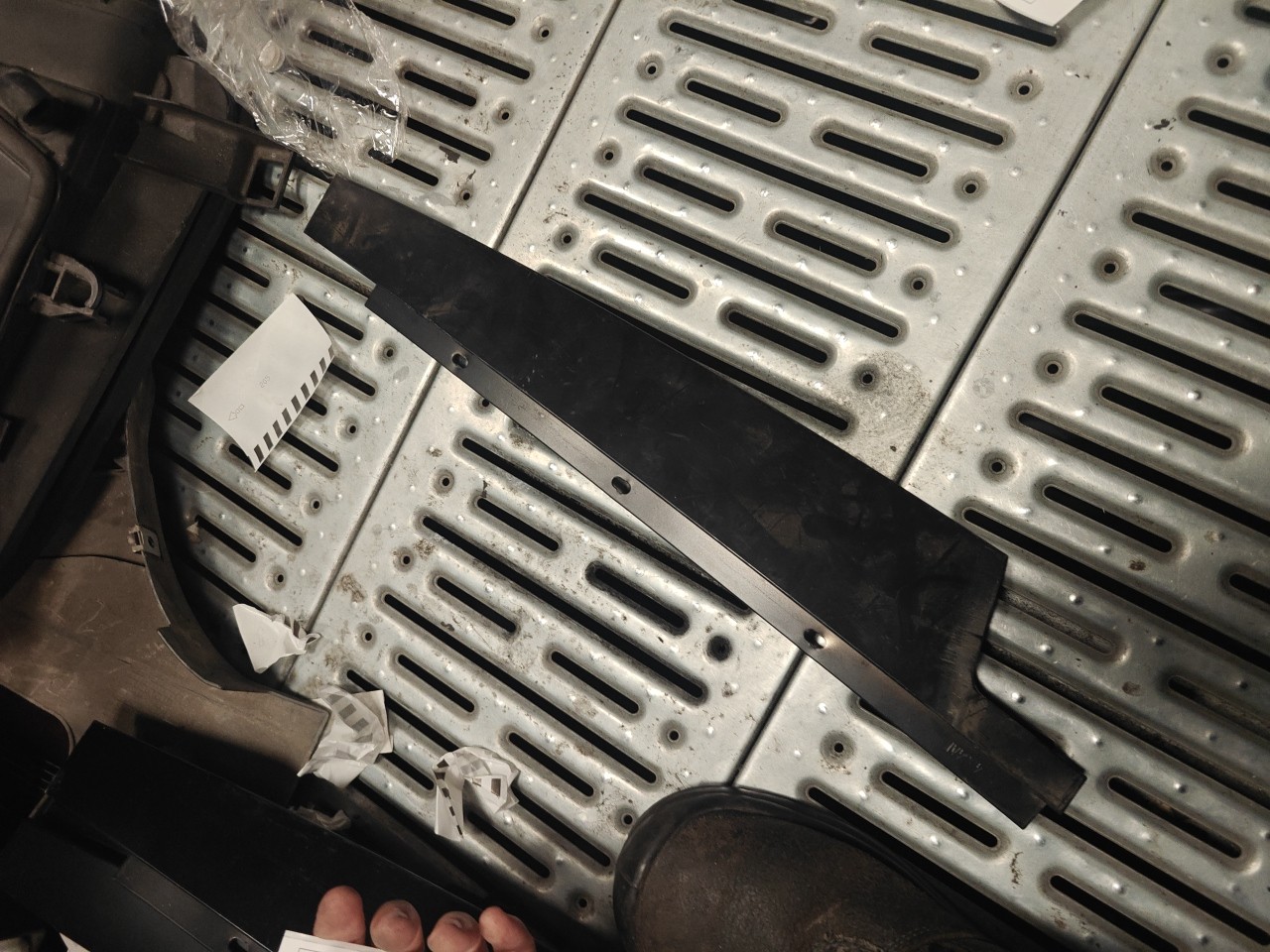 Friso Exterior Pilar B Frente Esquerdo BMW 5 (E60) | 01 - 10 Imagem-0 Friso Exterior Pilar B Frente Esquerdo BMW 5 (E60) | 01 - 10 Imagem-0