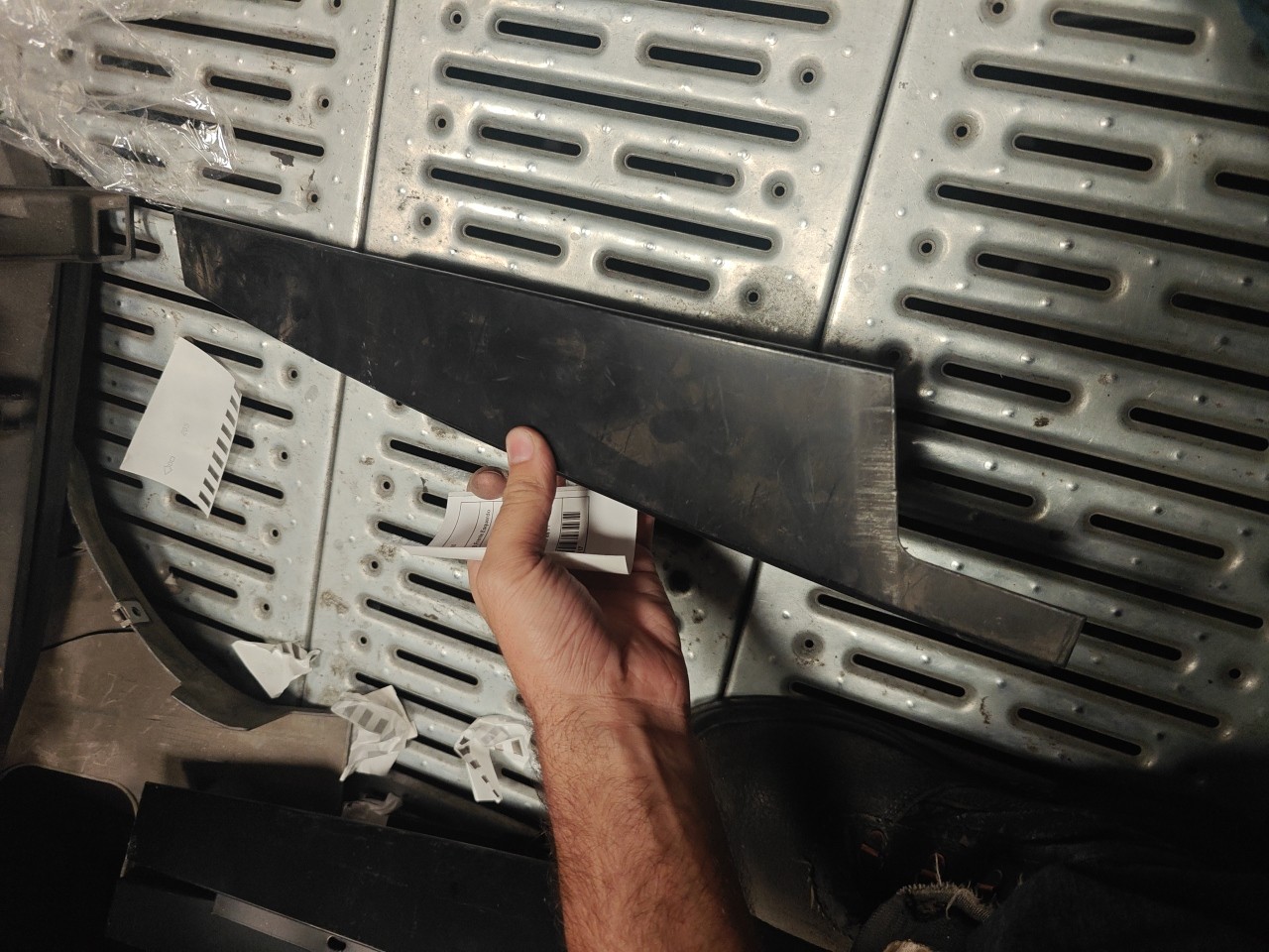 Friso Exterior Pilar B Frente Esquerdo BMW 5 (E60) | 01 - 10 Imagem-1 Friso Exterior Pilar B Frente Esquerdo BMW 5 (E60) | 01 - 10 Imagem-1