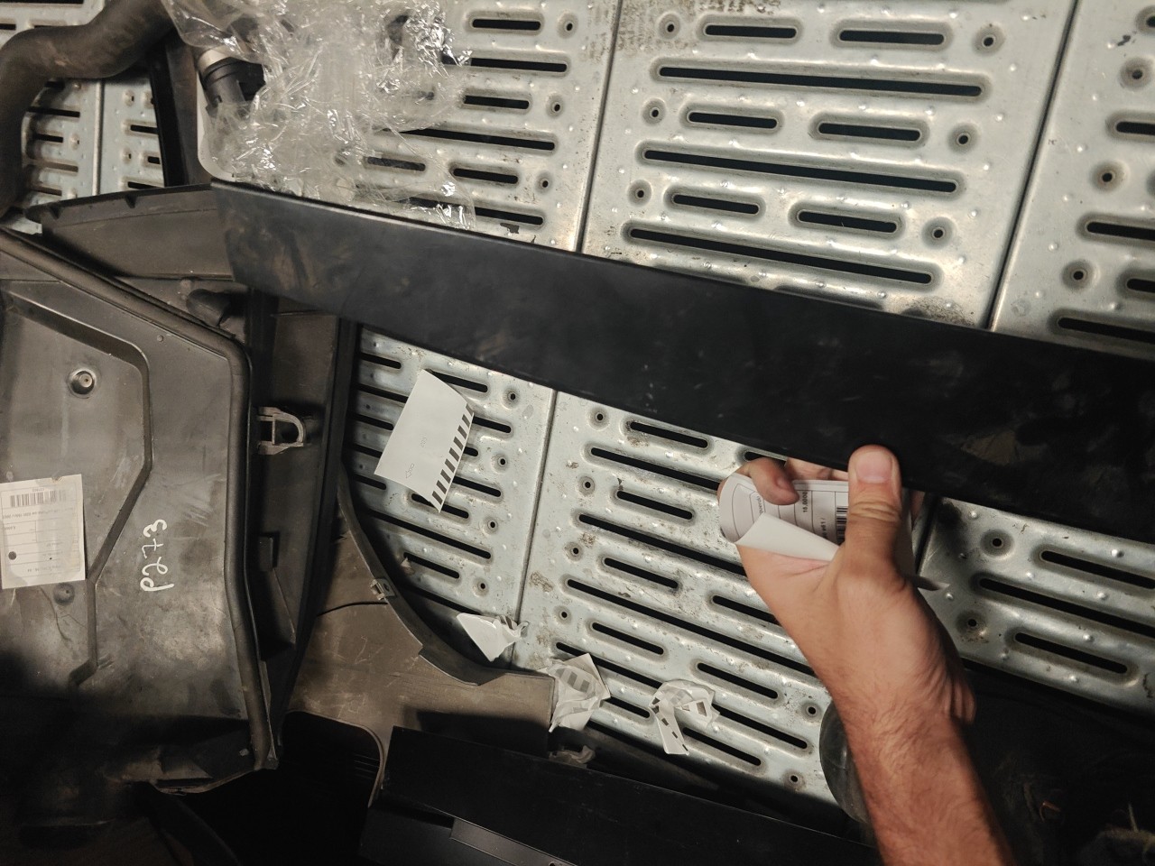 Friso Exterior Pilar B Frente Esquerdo BMW 5 (E60) | 01 - 10 Imagem-2 Friso Exterior Pilar B Frente Esquerdo BMW 5 (E60) | 01 - 10 Imagem-2