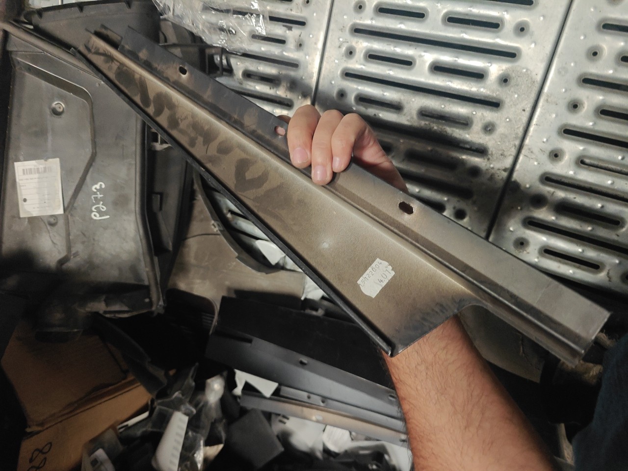 Friso Exterior Pilar B Frente Esquerdo BMW 5 (E60) | 01 - 10 Imagem-3 Friso Exterior Pilar B Frente Esquerdo BMW 5 (E60) | 01 - 10 Imagem-3