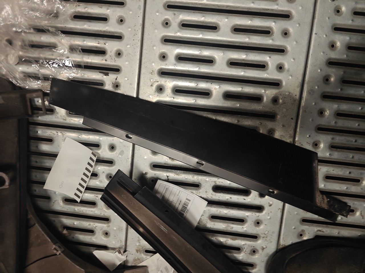 Friso Exterior Pilar B Frente Esquerdo BMW 5 (E60) | 01 - 10 Imagem-1 Friso Exterior Pilar B Frente Esquerdo BMW 5 (E60) | 01 - 10 Imagem-1