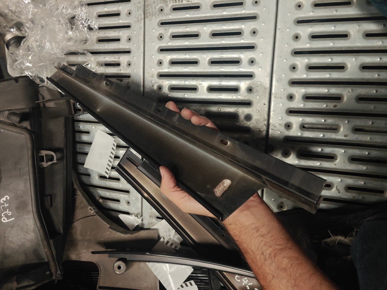 Friso Exterior Pilar B Frente Esquerdo BMW 5 (E60) | 01 - 10 Imagem-2 Friso Exterior Pilar B Frente Esquerdo BMW 5 (E60) | 01 - 10 Imagem-2