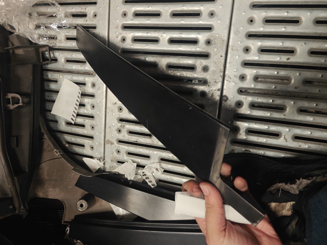 Friso Exterior Pilar B Frente Esquerdo BMW 5 (E60) | 01 - 10 Imagem-2 Friso Exterior Pilar B Frente Esquerdo BMW 5 (E60) | 01 - 10 Imagem-2