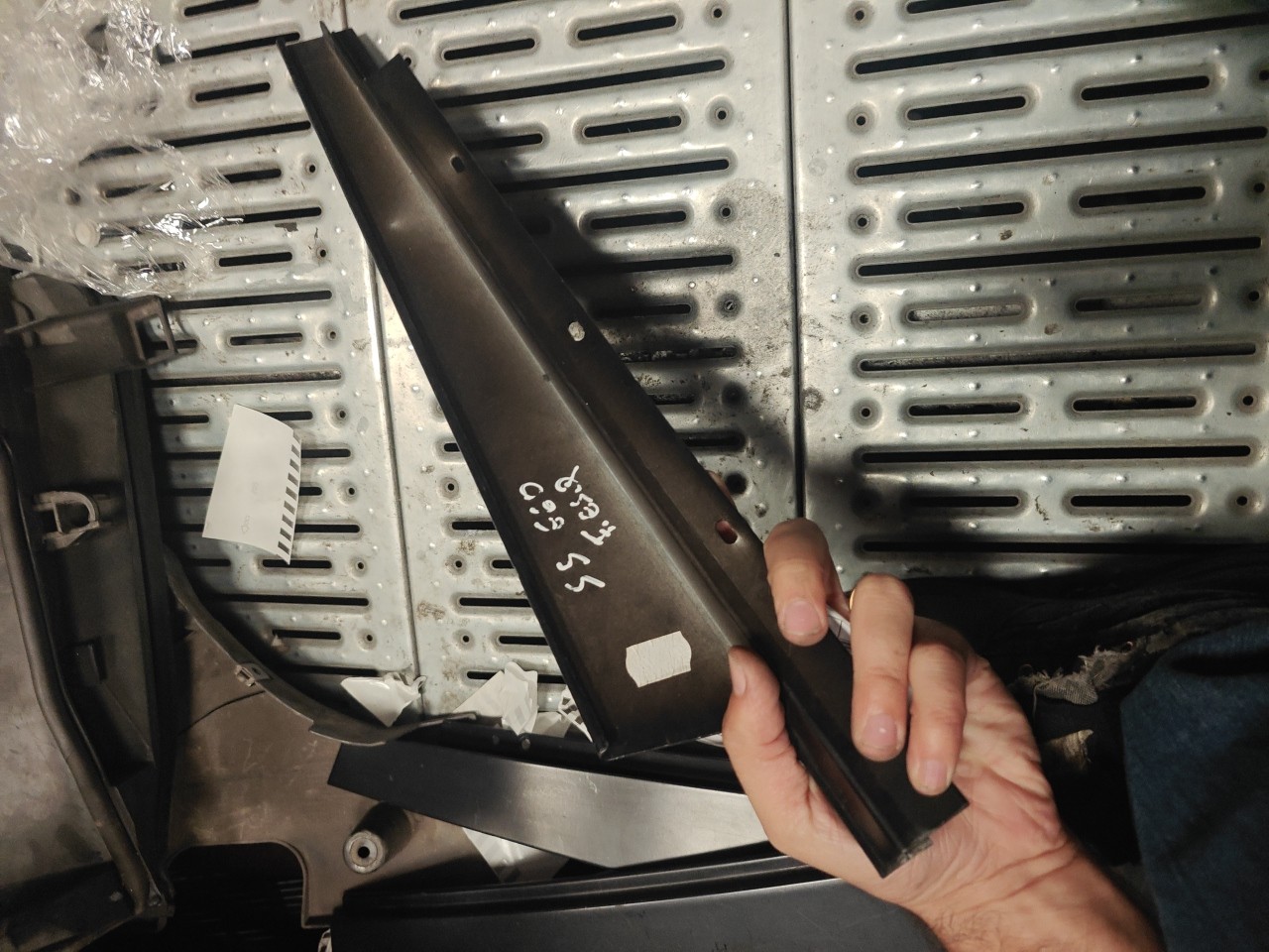 Friso Exterior Pilar B Frente Esquerdo BMW 5 (E60) | 01 - 10 Imagem-3 Friso Exterior Pilar B Frente Esquerdo BMW 5 (E60) | 01 - 10 Imagem-3