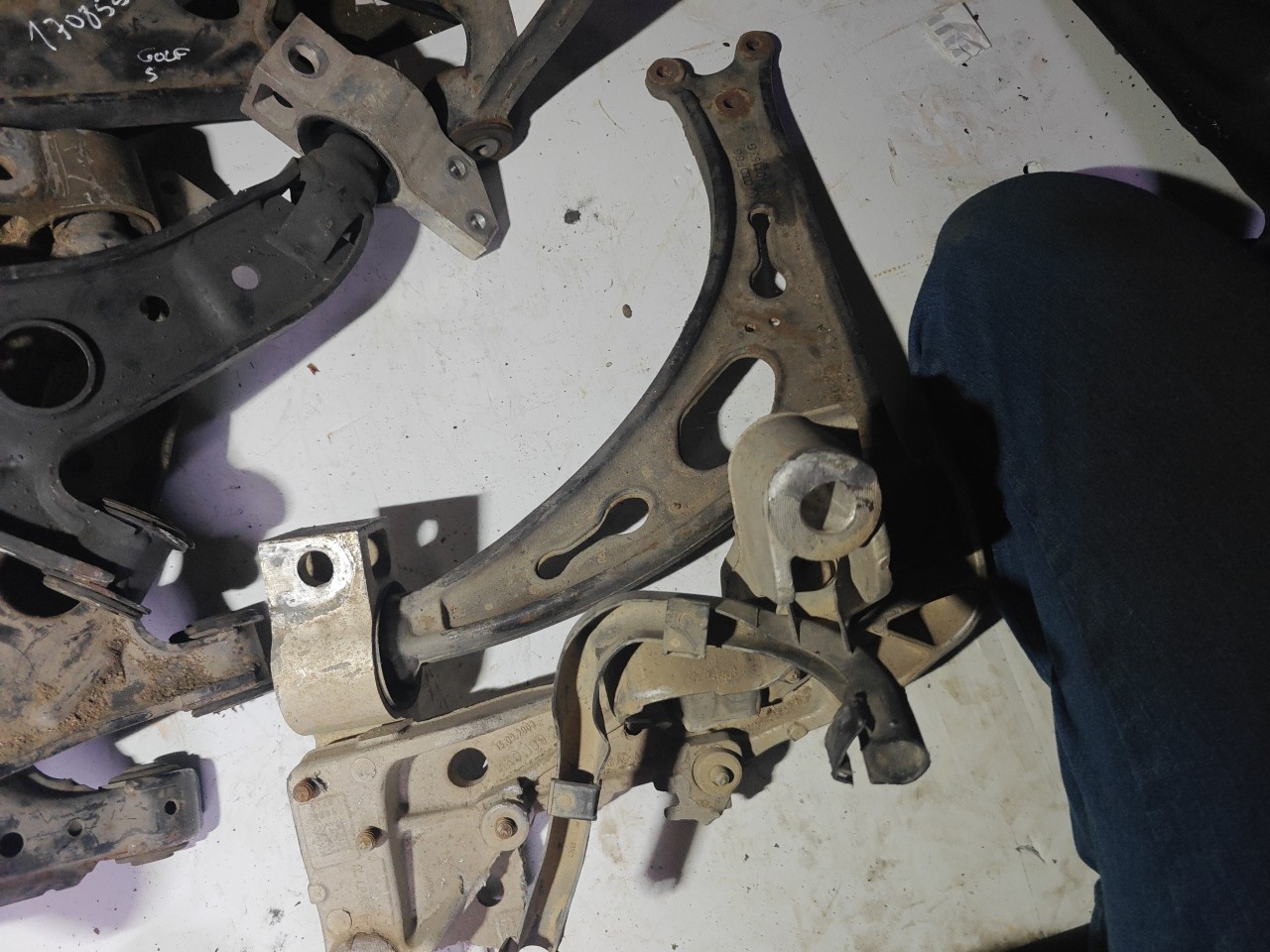 Braço de Suspensão Inferior Frente Esquerdo VOLKSWAGEN GOLF V (1K1) | 03 - 09