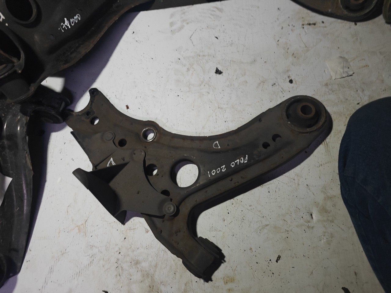 Braço de Suspensão Inferior Frente Direito VOLKSWAGEN POLO (6N2) | 99 - 01