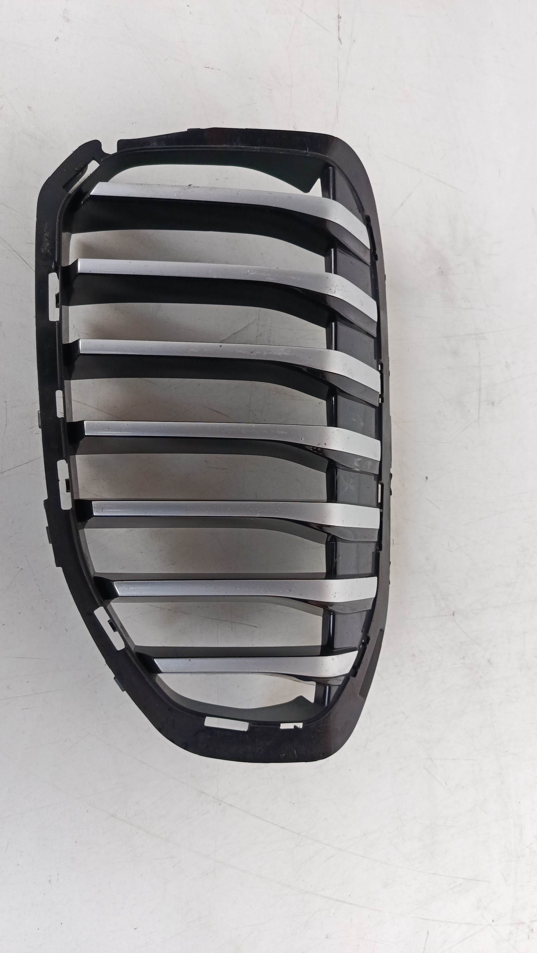 Grelha Superior Esquerda do Parachoques Frente BMW 1 (F40) | 19 - 