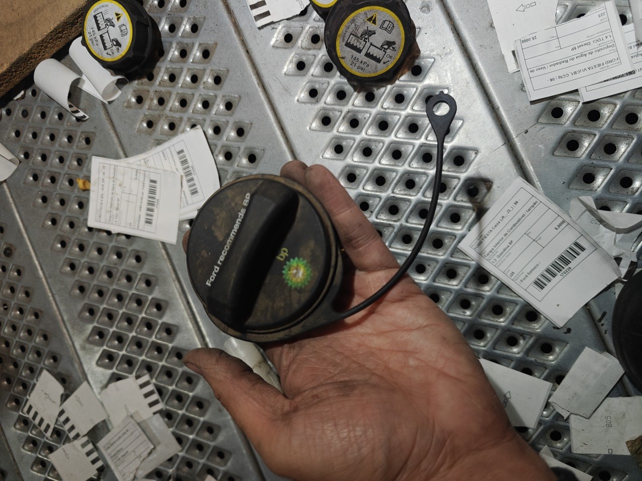 Tampa Interior de Combustível / tampão pequena FORD FIESTA Caixa (J5_, J3_) | 96 - 