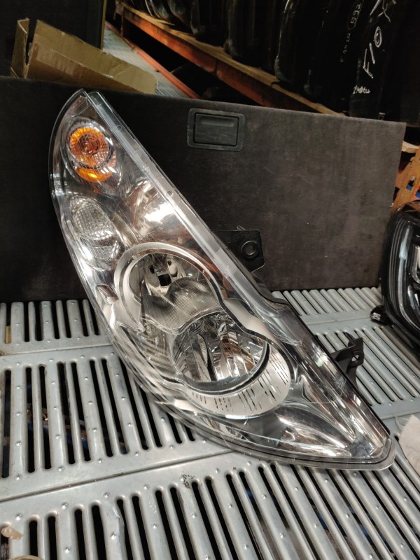 Farol Frente Direito / Otica Direita RENAULT MASTER III Caixa (FV) | 10 - 