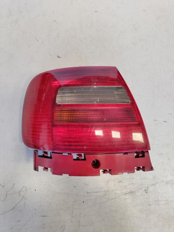 Farolim Esquerdo Painel Lanterna Esquerda Ilharga AUDI A4 Avant (8D5, B5) | 94 - 02
