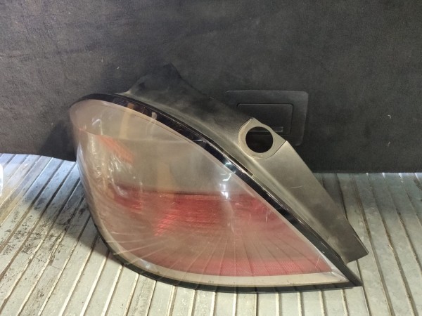 Farolim Esquerdo Painel Lanterna Esquerda Ilharga OPEL ASTRA H (A04) | 04 - 14 Imagem-1 Farolim Esquerdo Painel Lanterna Esquerda Ilharga OPEL ASTRA H (A04) | 04 - 14 Imagem-1