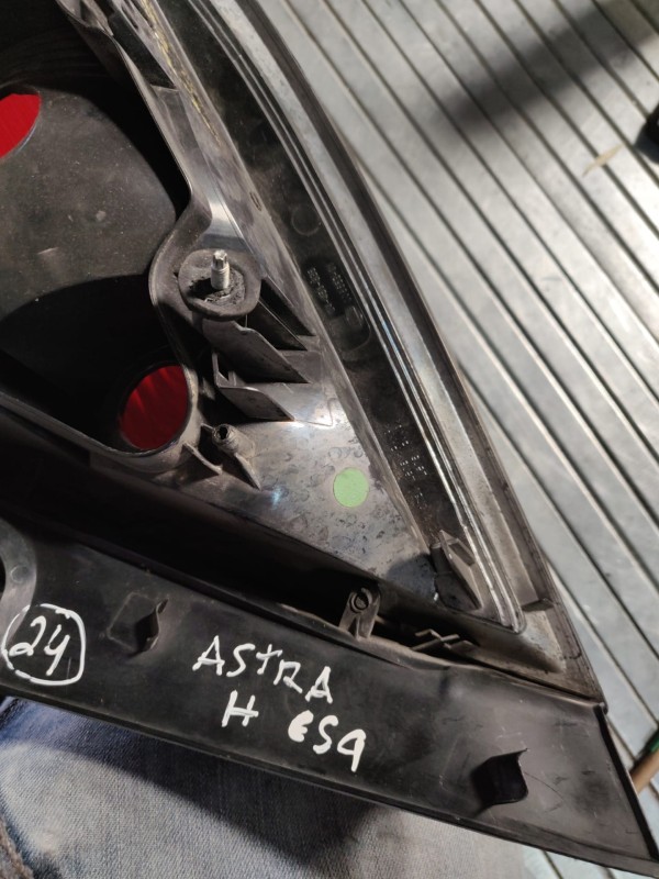 Farolim Esquerdo Painel Lanterna Esquerda Ilharga OPEL ASTRA H (A04) | 04 - 14 Imagem-4 Farolim Esquerdo Painel Lanterna Esquerda Ilharga OPEL ASTRA H (A04) | 04 - 14 Imagem-4