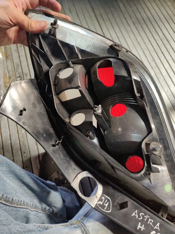 Farolim Esquerdo Painel Lanterna Esquerda Ilharga OPEL ASTRA H (A04) | 04 - 14 Imagem-9 Farolim Esquerdo Painel Lanterna Esquerda Ilharga OPEL ASTRA H (A04) | 04 - 14 Imagem-9