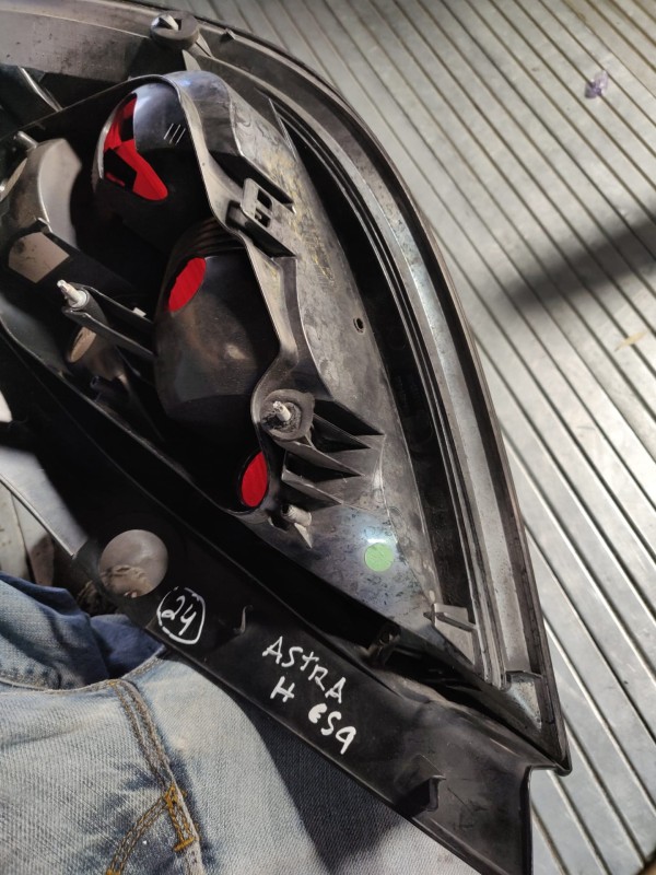 Farolim Esquerdo Painel Lanterna Esquerda Ilharga OPEL ASTRA H (A04) | 04 - 14 Imagem-10 Farolim Esquerdo Painel Lanterna Esquerda Ilharga OPEL ASTRA H (A04) | 04 - 14 Imagem-10