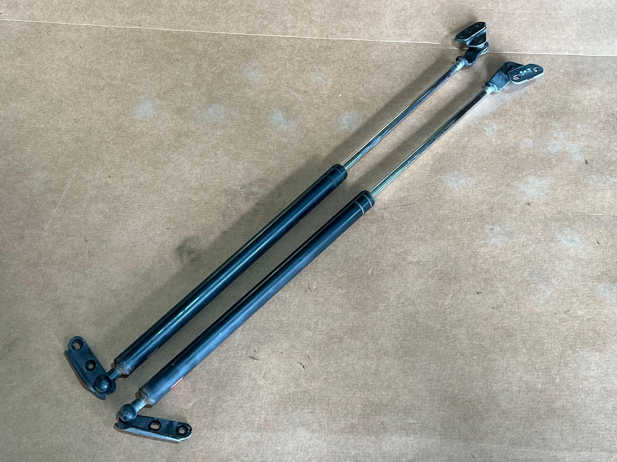 Amortecedores da Mala TOYOTA COROLLA Liftback (_E10_) | 92 - 99 Imagem-1