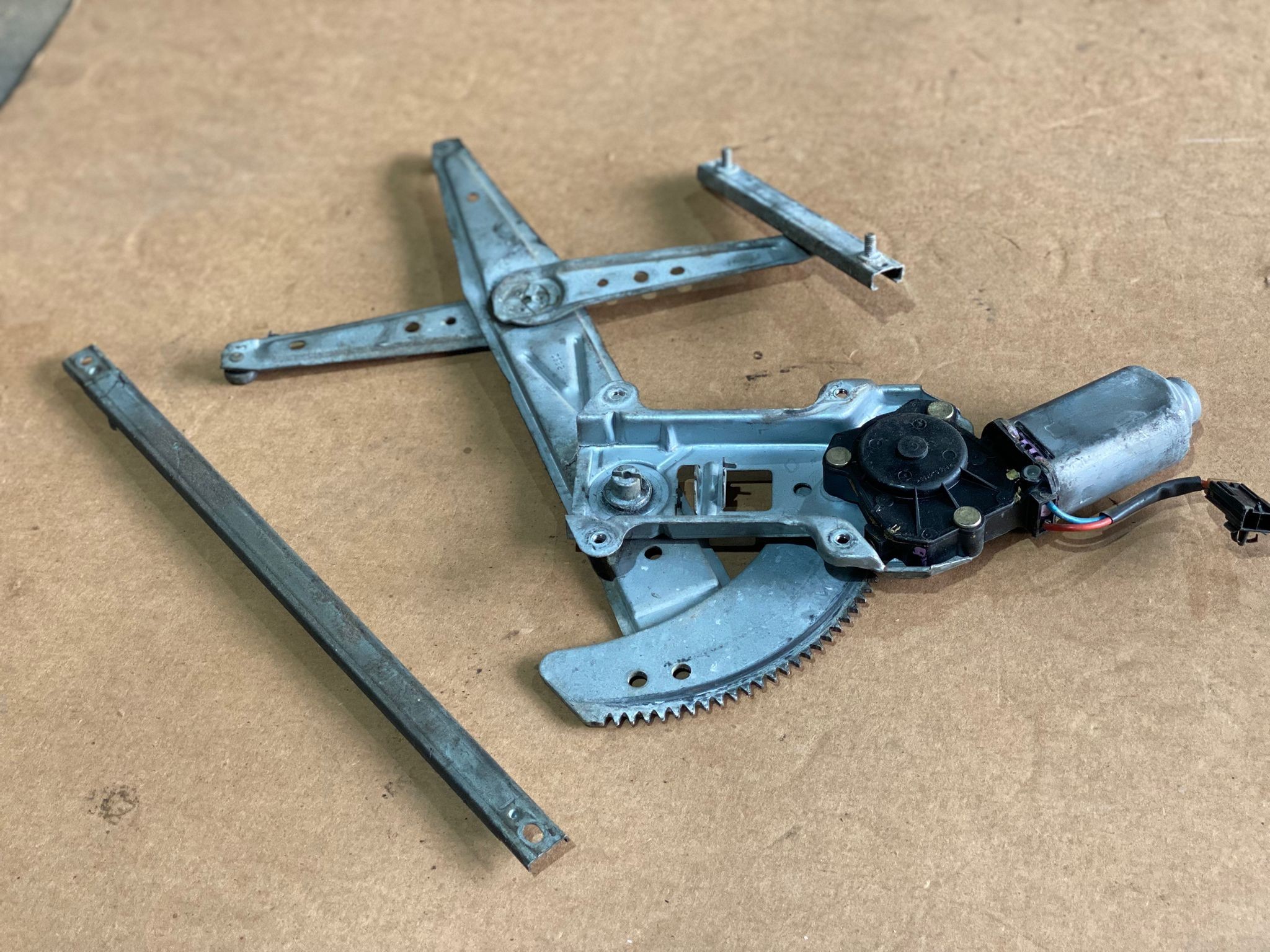 Elevador Frente Esq Electrico NISSAN MICRA II (K11) | 92 - 07 Imagem-1