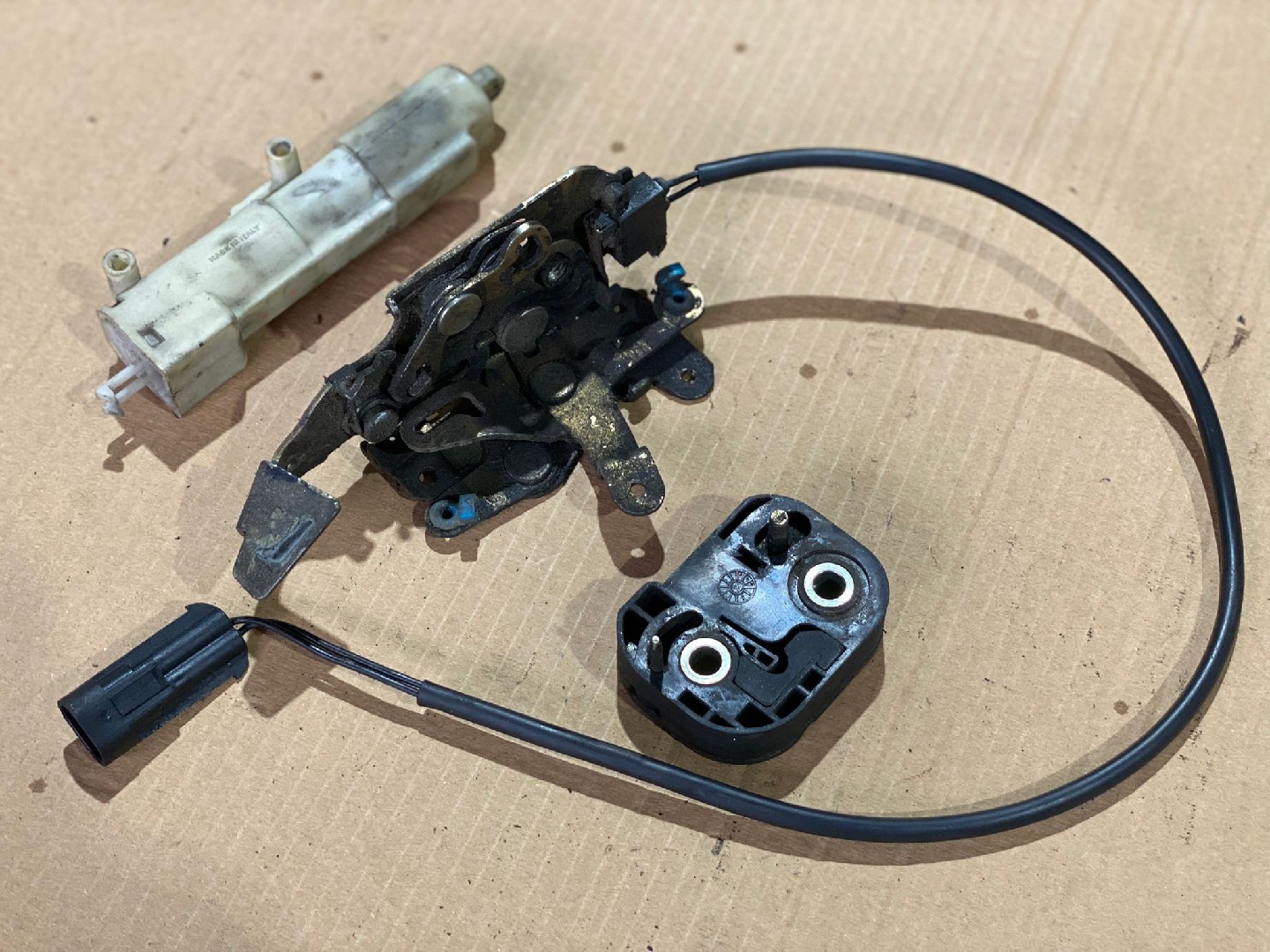 Fecho da Porta Frente Esq LANCIA Y10 (156_) | 85 - 95 Imagem-1