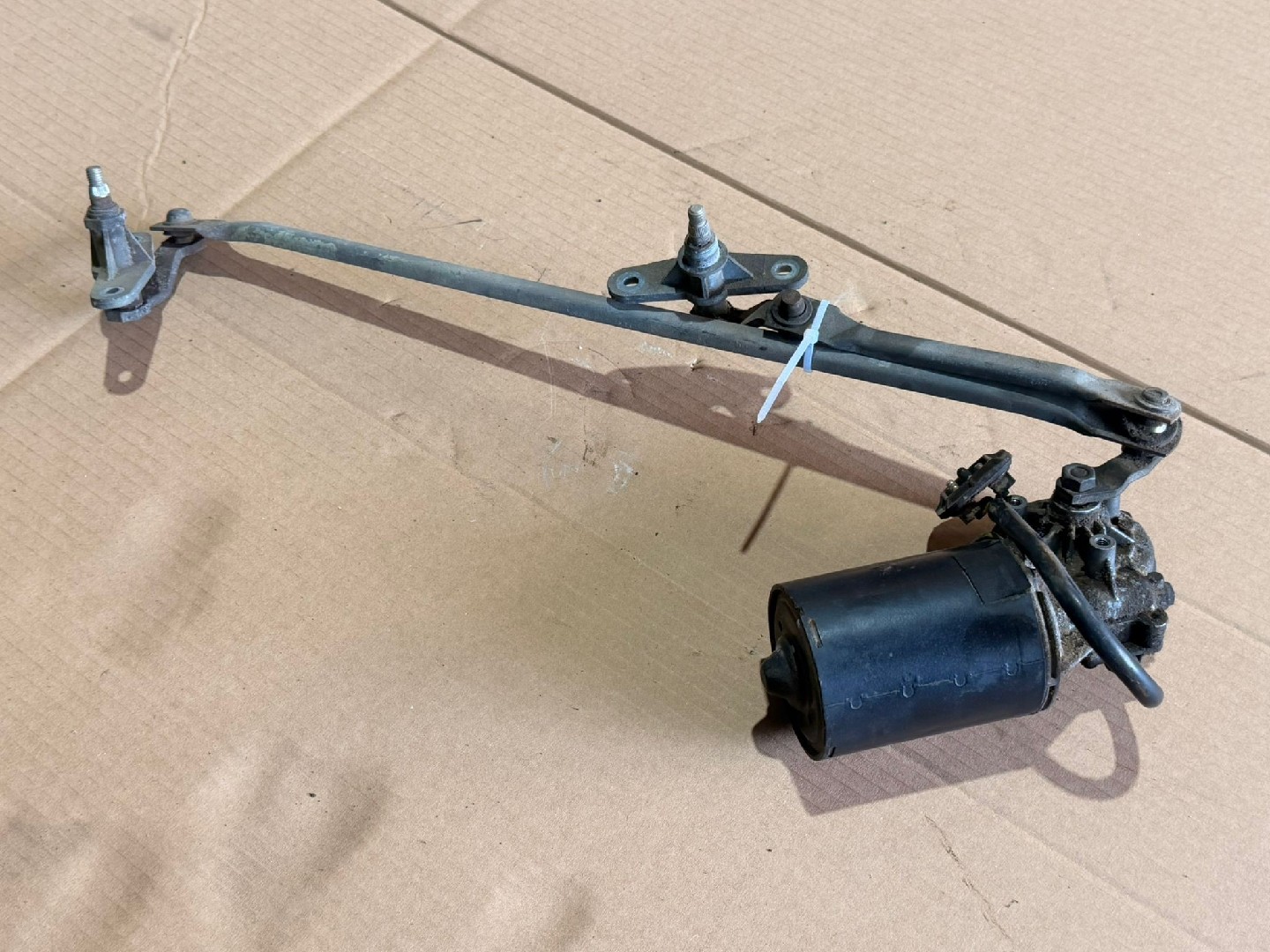 Motor das Escovas do Parabrisas MERCEDES-BENZ W 123 | 76 - 85 Imagem-4